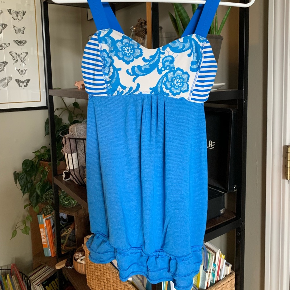 Lululemon Blue Floral Tank with Bra size 4 ๐๐๐ - Picture 4 of 7